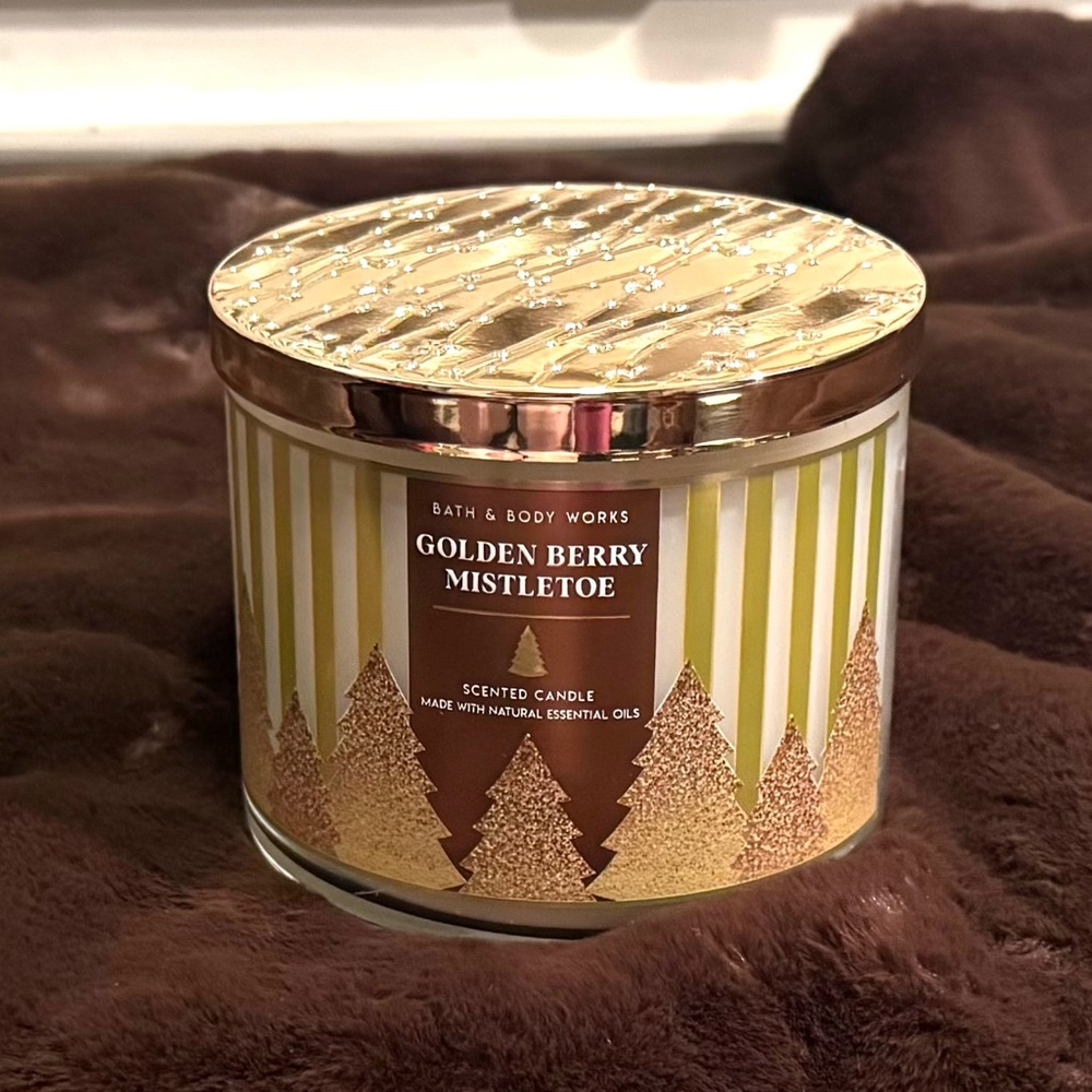 NEW Bath & Body Works 3-wick Candle- Golden Berry Mistletoe